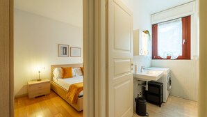 A bedroom with a bed, bedside table, and wall art. - Como Modern Bellinzona (Como)