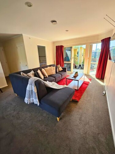 Little Gem Papamoa – Cozy Coastal Stay Steps from the Beach