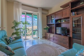 Smart TV - Domus Ester Borgo - Three Bedroom Apartment, Sleeps 5 (Bellagio)