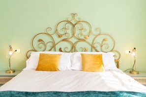 2 bedrooms, iron/ironing board, free WiFi, bed sheets - Emerald Apartment - One Bedroom Apartment, Sleeps 2 (Bellagio)