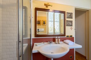 Douche, sèche-cheveux, bidet, serviettes fournies