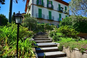 Property grounds - Glowy Bellagio - One Bedroom Apartment, Sleeps 2 (Bellagio)