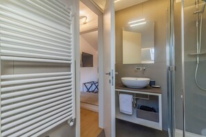 Shower, hair dryer, bidet, towels - La Baia Apartment - One Bedroom Apartment, Sleeps 2 (Bellagio)