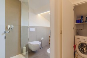 Shower, hair dryer, bidet, towels - La Baia Apartment - One Bedroom Apartment, Sleeps 2 (Bellagio)
