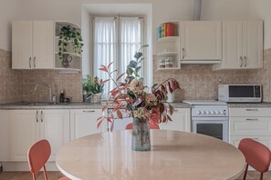 Fridge, microwave, oven, stovetop - Pescallo Garden Retreat (Bellagio)