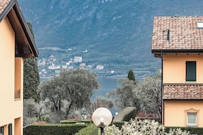 A view of a town with buildings and a mountain in the background. - Pescallo Garden Retreat (Bellagio)
