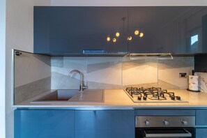 Een koelkast, een microgolfoven, een oven, een kookplaat