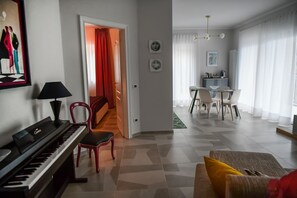 Living area - Ritzy Ka'Doro Lakeview and Garden (Nesso)