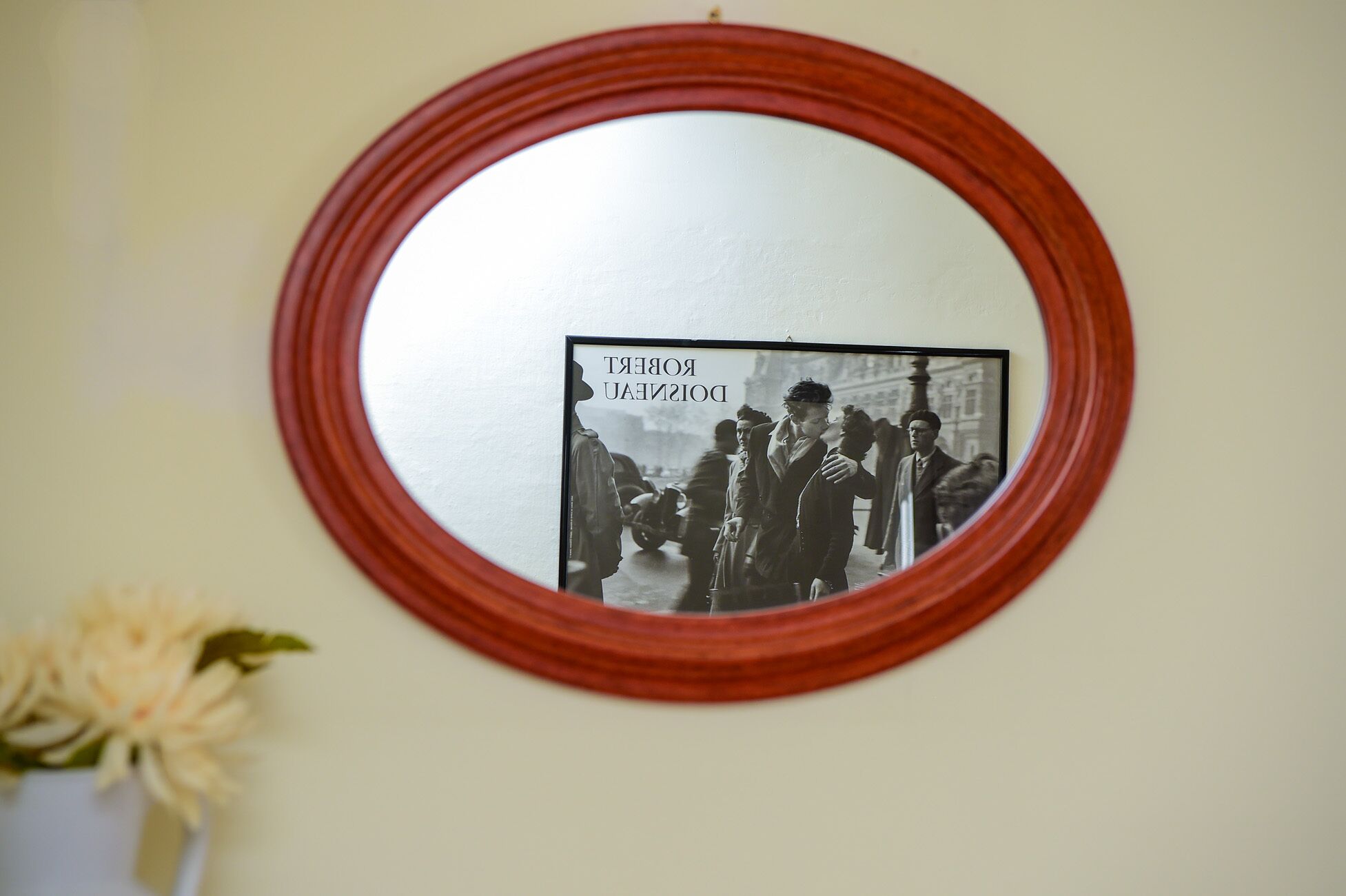 Una fotografia incorniciata che raffigura una scena storica, con il testo "ROSTER DUSSEIN" su una parete.