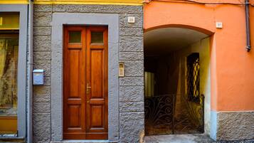 Un edificio con una puerta doble de madera, número 35, y una reja metálica con un diseño decorativo.