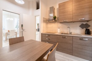 Fridge, microwave, oven, stovetop - White Magnolia - Three Bedroom Apartment, Sleeps 6 (Como)