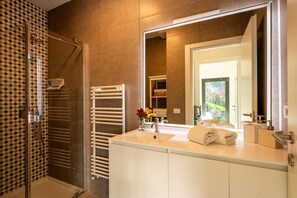 Shower, hair dryer, bidet, towels - Zinnia Lakeview Apartment (Bellagio)
