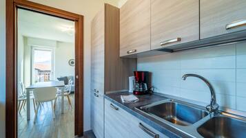 Frigorifero, microonde, forno, piano cottura