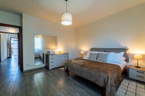 4 slaapkamers, een strijkplank/strijkijzer, gratis wifi, beddengoed