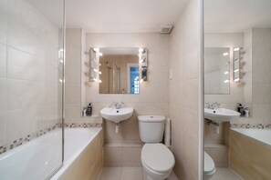 Haartrockner, Handtücher, Seife, Toilettenpapier