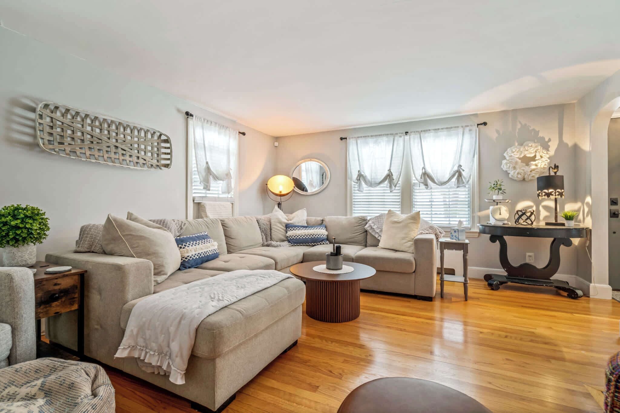 Casa, varias camas, patio, vista al jardín (Coastal Cape Neddick) | Área de sala de estar