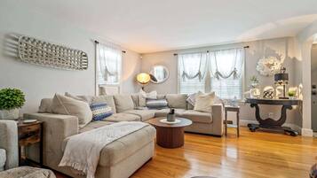 Casa, varias camas, patio, vista al jardín (Coastal Cape Neddick) | Área de sala de estar