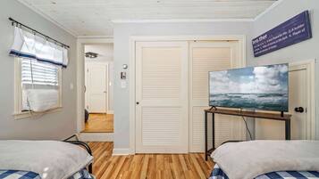 Casa, varias camas, patio, vista al jardín (Coastal Cape Neddick) | 5 habitaciones, decoración personalizada y muebles diferentes