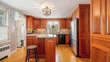 House, Multiple Beds, Patio, Garden View (Coastal Cape Neddick) | Private kitchen