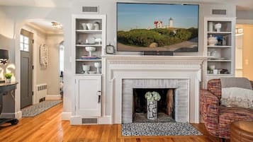 Casa, varias camas, patio, vista al jardín (Coastal Cape Neddick) | Área de sala de estar