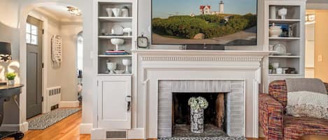 House, Multiple Beds, Patio, Garden View (Coastal Cape Neddick) | Living area