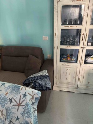 Unclassified image, 4 of 28, button