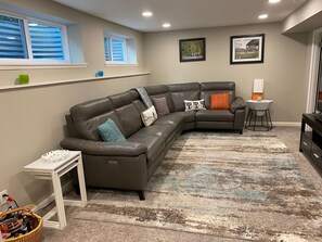 TV, fireplace, books, stereo - North Beach Retreat Near Puget Sound (Seattle)