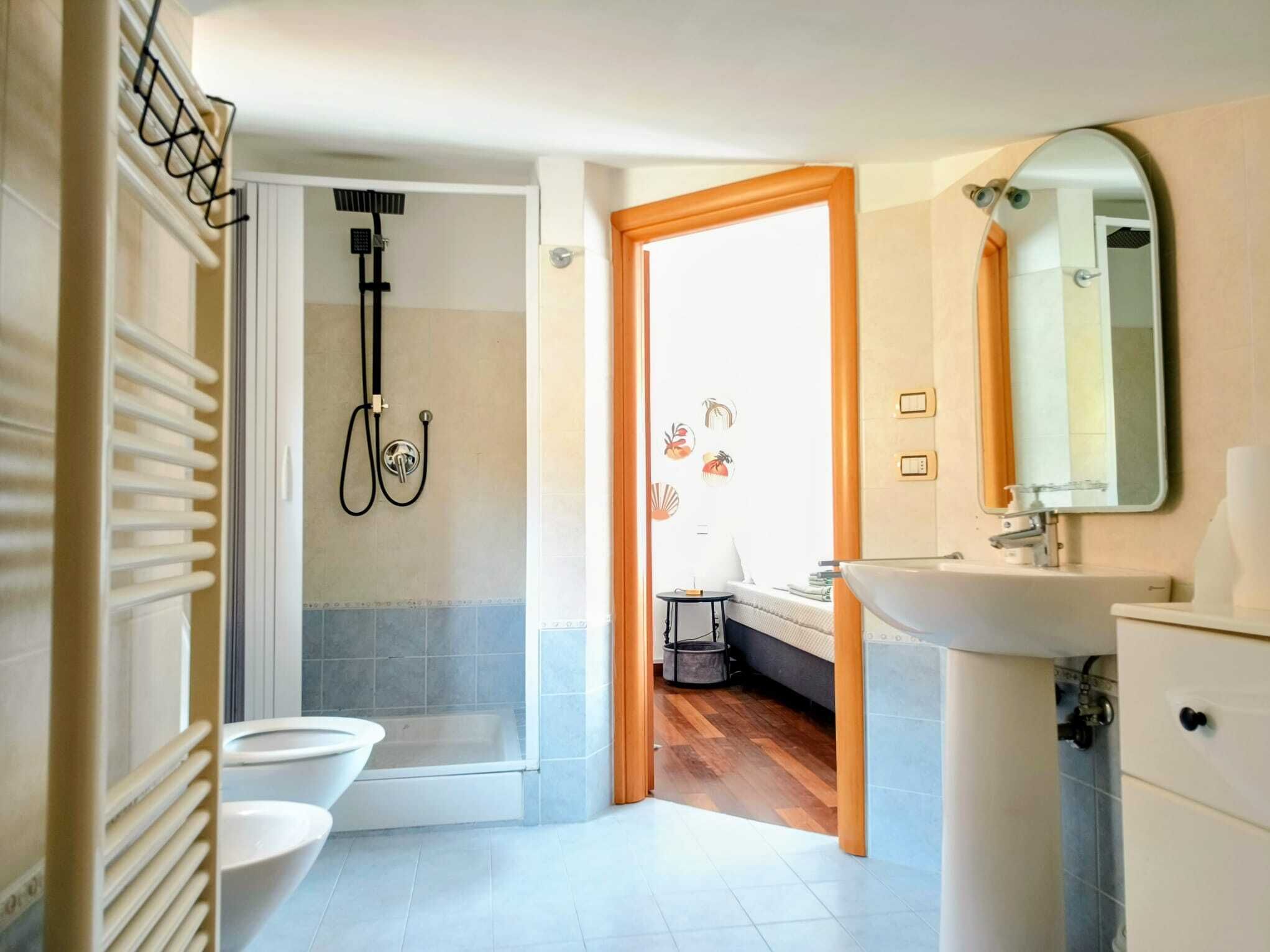Doccia, bidet, asciugamani, carta igienica