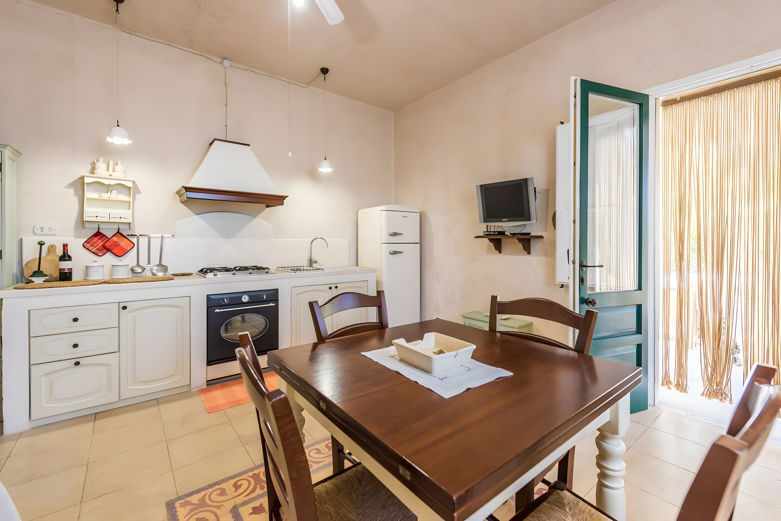 Refrigerador, horno, placa de cocina, cafetera/tetera