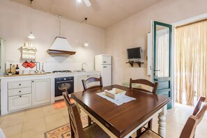 Geladeira, fogão, cooktop, cafeteira/chaleira