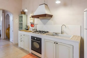 Een koelkast, een oven, een kookplaat, een koffiezetapparaat/waterkoker