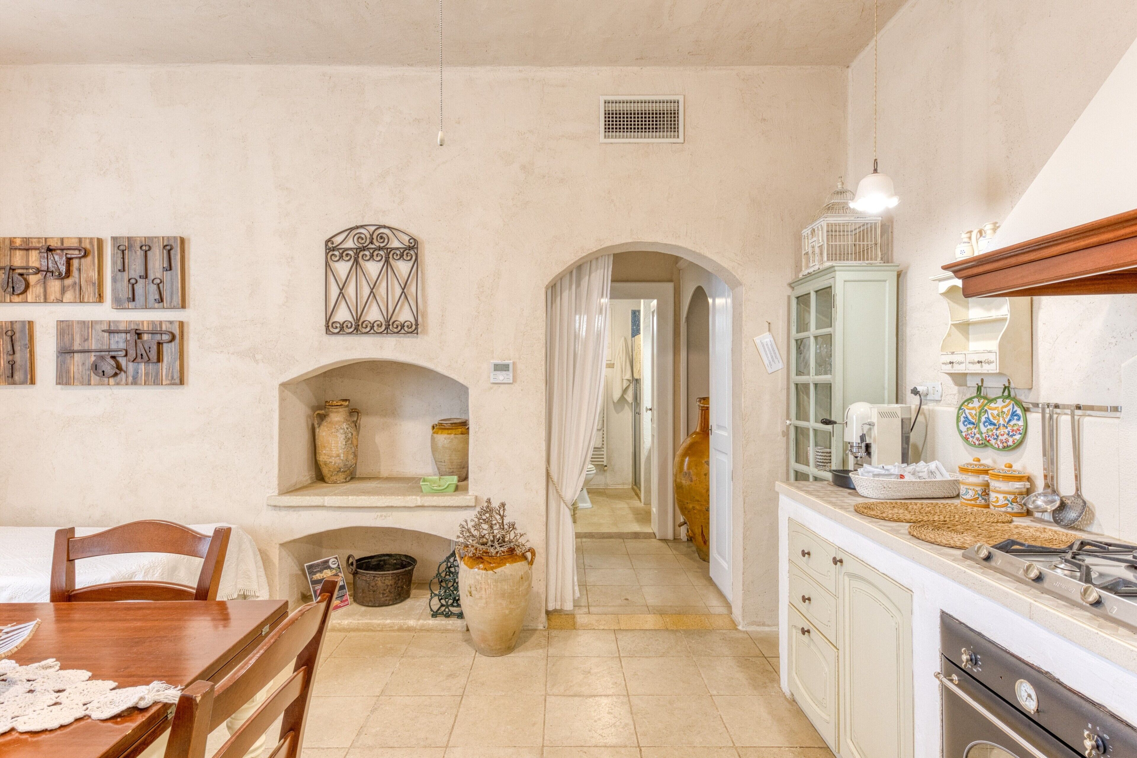 Fridge, oven, stovetop, coffee/tea maker