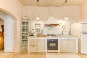 Frigorífico, horno, placa de cocina y cafetera o tetera