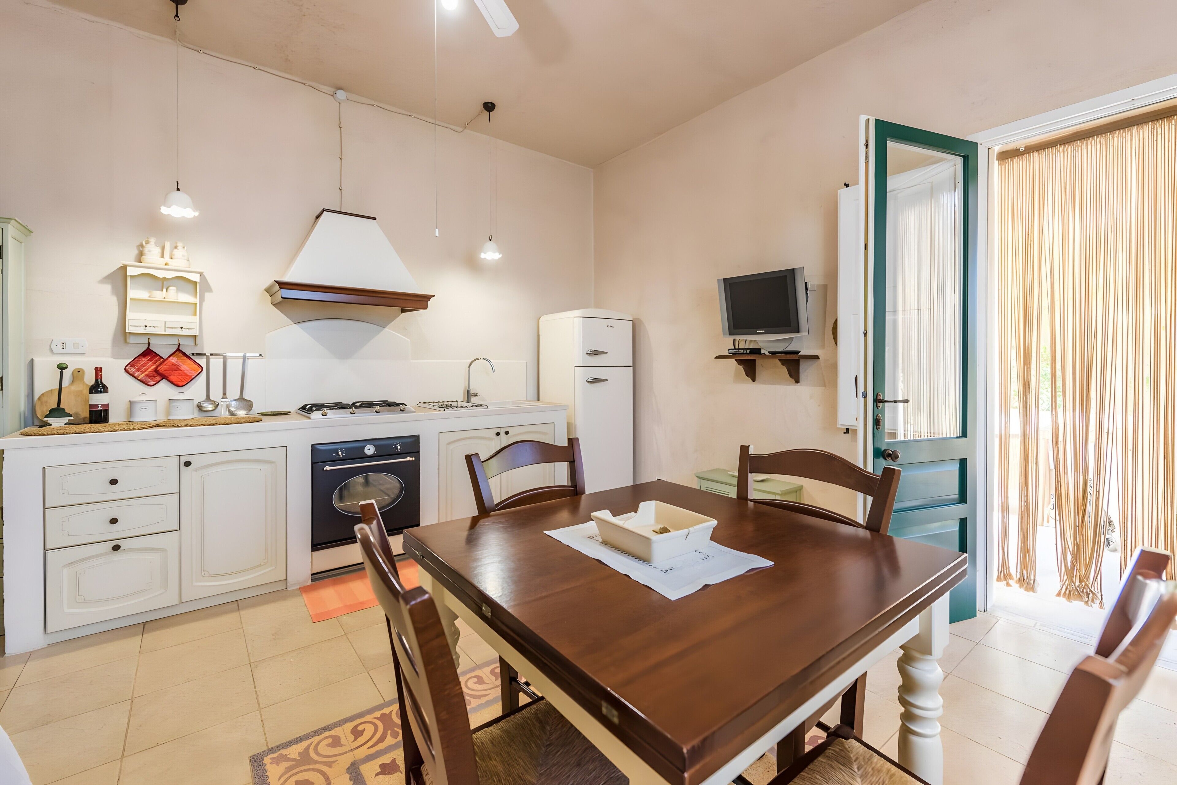 Kühlschrank, Ofen, Herdplatte, Wasserkocher mit Kaffee-/Teezubehör