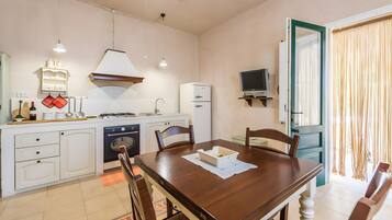 Kühlschrank, Ofen, Herdplatte, Wasserkocher mit Kaffee-/Teezubehör