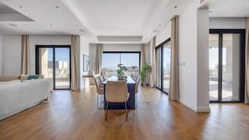 Apartamento, 4 quartos, sacada, vista para a cidade | Sala de estar