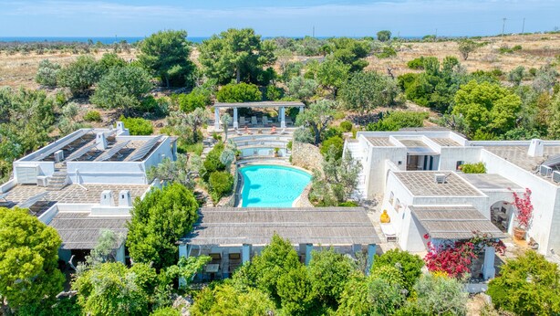 A resort with multiple buildings, a swimming pool, and a view of the sea. - Bilocale 104 – Tia Maria Country Inn (Racale)