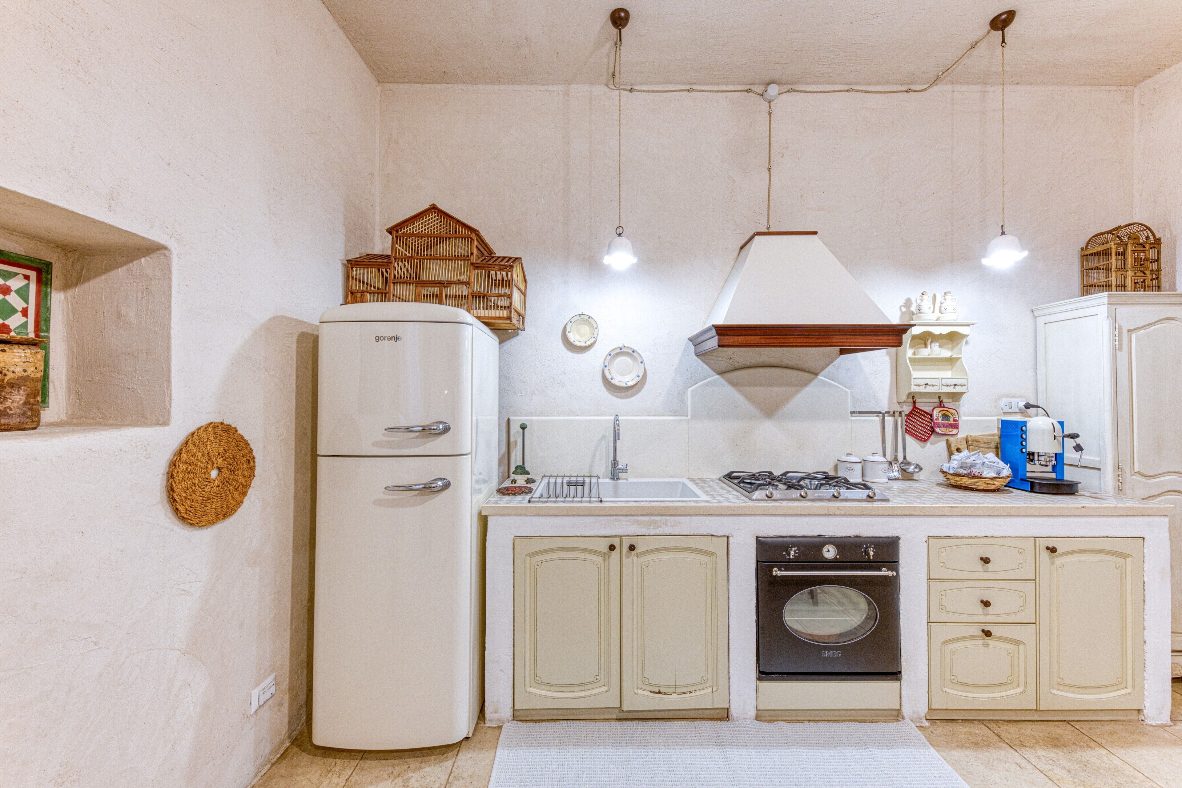 Fridge, oven, stovetop, coffee/tea maker