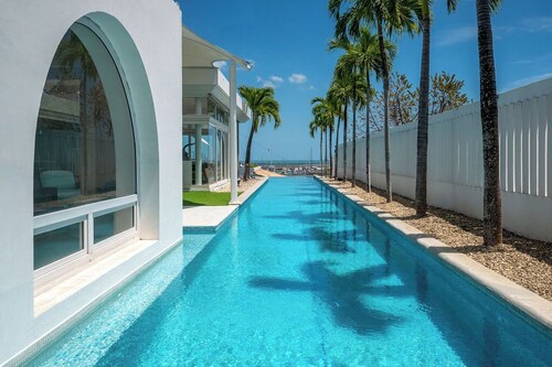 Ultra-luxury beachfront villa 7BD + 8.5BA 🌊 | Sleeps 14 in Vista Mar. Private pool, jacuzzi, cinema room & BBQ terrace. Ocean views, marina access ⚓, tennis 🎾 and 24/7 gated security in an exclusive resort community.