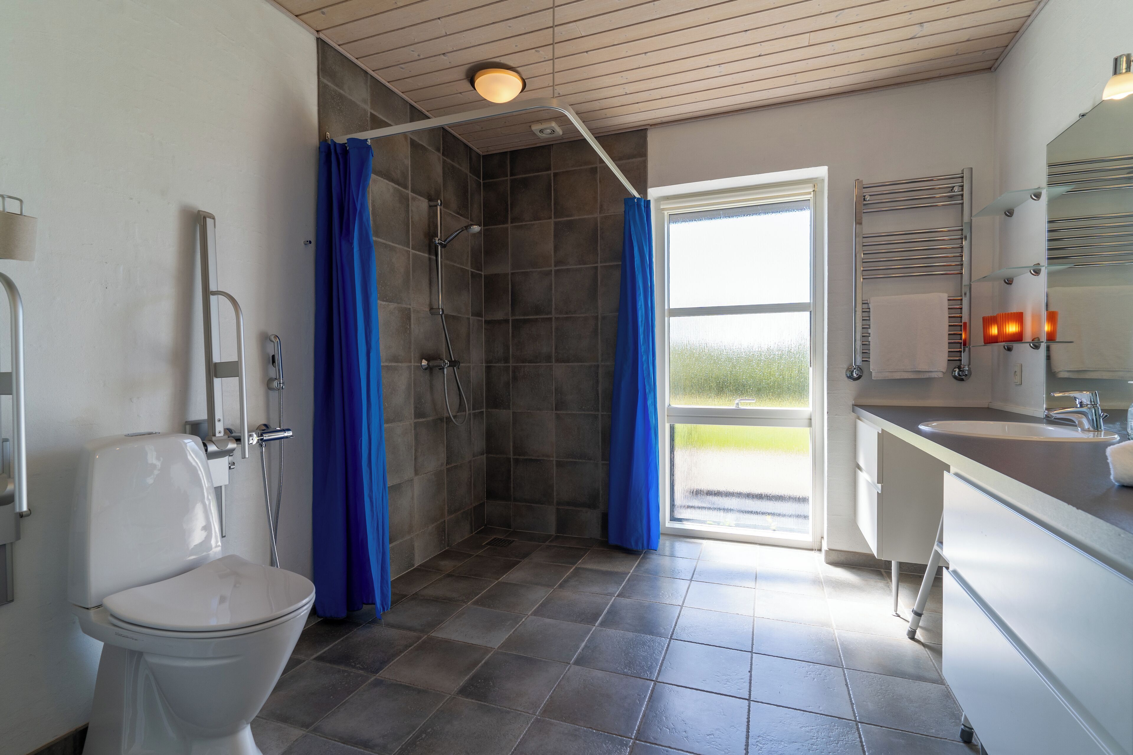 Ein Badezimmer mit Dusche, Toilette und Waschbecken.