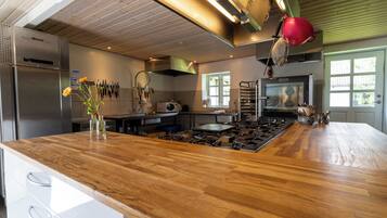 Lejlighed - flere senge - udsigt til have | Privat køkken | Køleskab/fryser i fuld størrelse, mikrobølgeovn, ovn, kogeplade