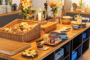 Daily buffet breakfast for a fee