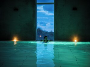 A person in a swimming pool with a view of the sky through a window. - Den Gamle Smedje (Fjerritslev)