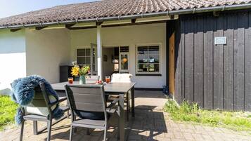 Apartment, 2 Bedrooms, Garden View, Ground Floor | Outdoor dining