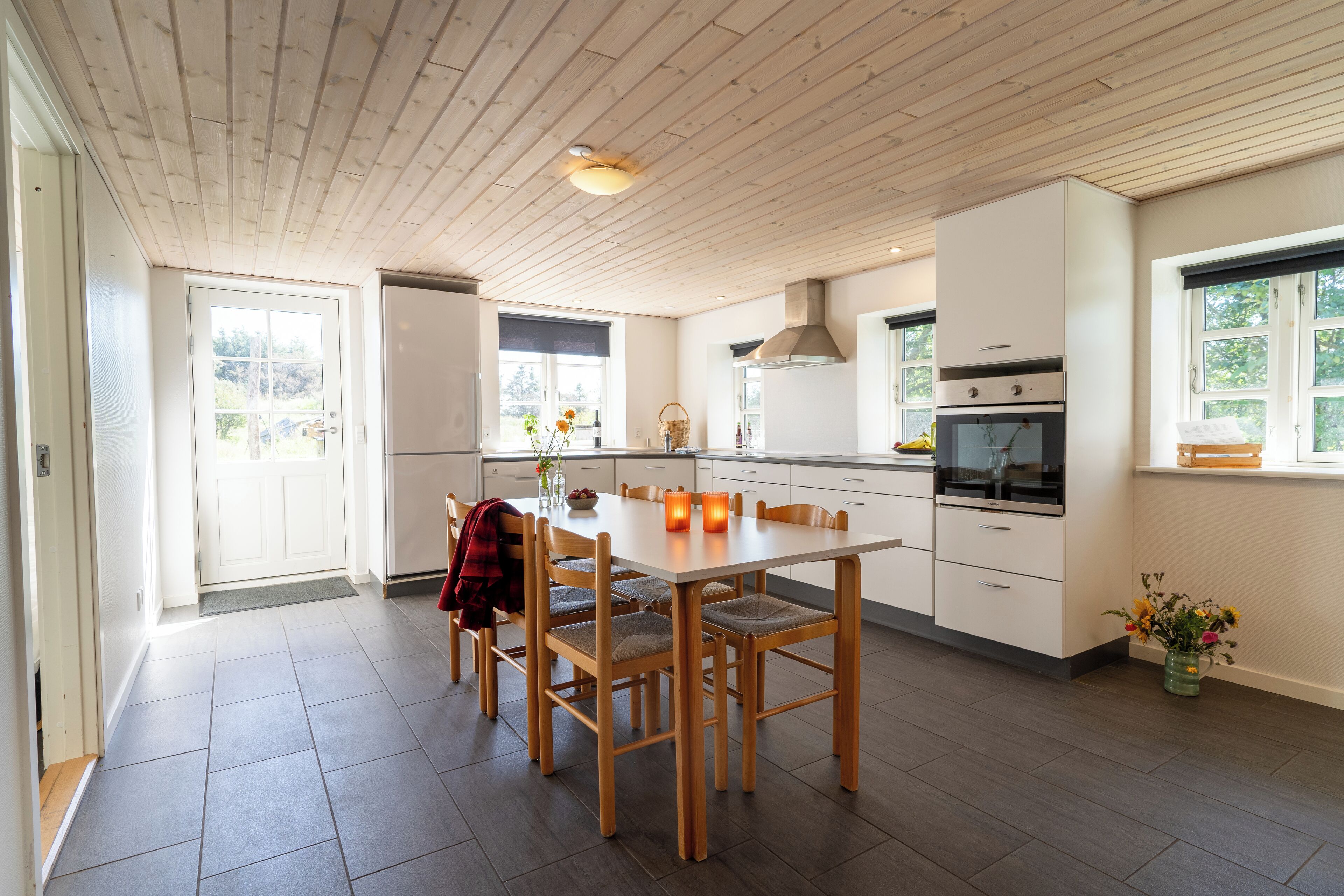 Refrigerador con freezer, microondas, horno, placa de cocina