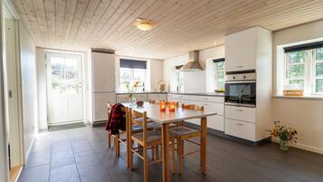 Apartment, 3 Bedrooms, Pets allowed, Garden View | Private kitchen | Full-sized fridge, microwave, oven, stovetop