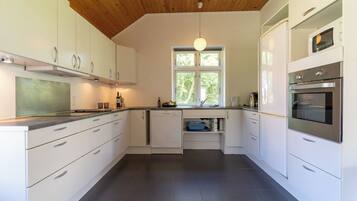 Apartment, 2 Bedrooms, Garden View, Ground Floor | Private kitchen | Full-sized fridge, microwave, oven, stovetop