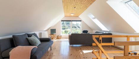 Apartment, 3 Bedrooms, Pets Allowed, Garden View | Living area