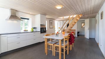 Huoneisto, 3 makuuhuonetta, lemmikit sallittu, näköala puutarhaan | Ruokasali