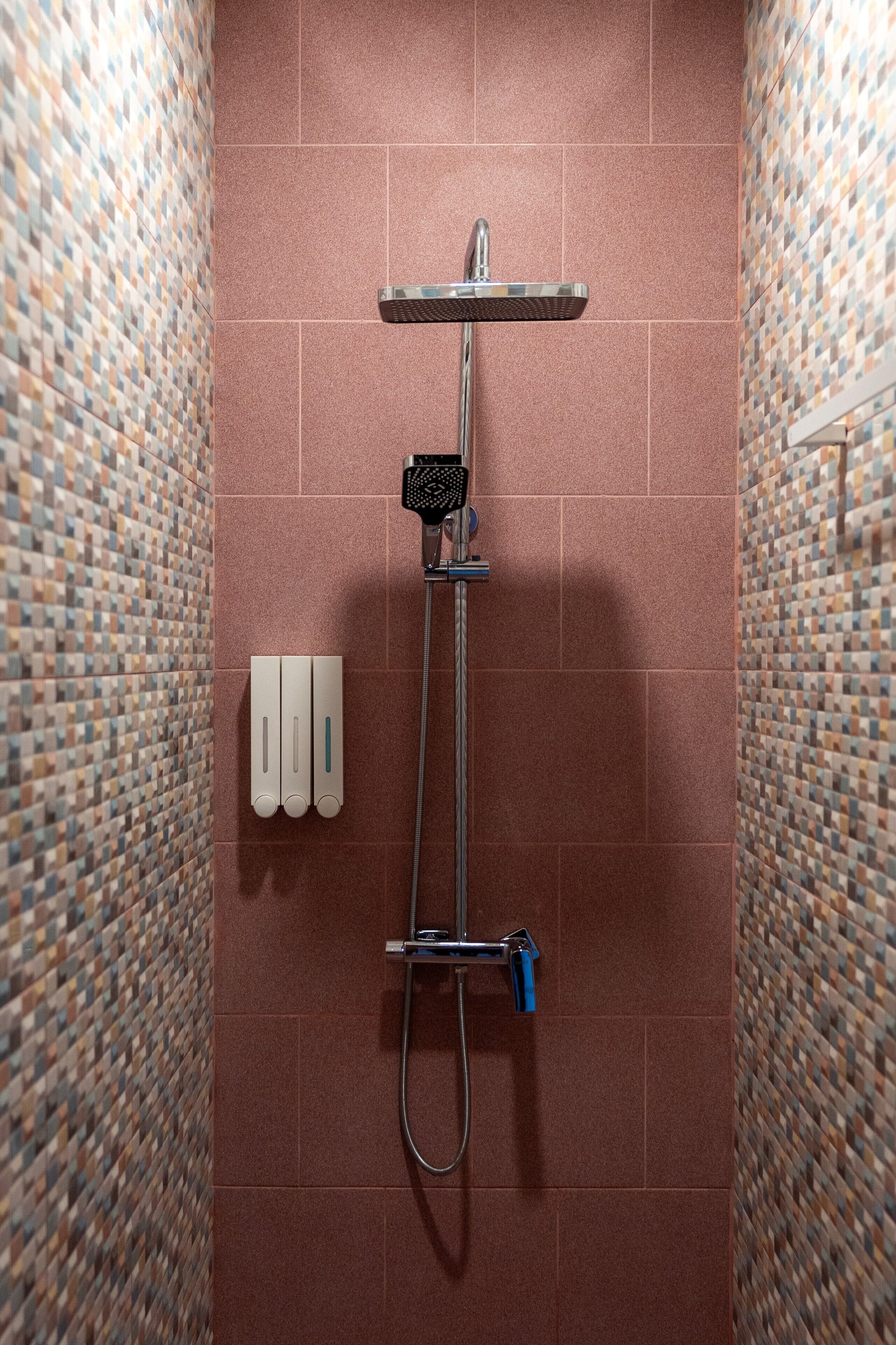 Asrama Umum Deluks, Bebas Asap Rokok | Kamar mandi | Shower, pengering rambut, sandal, dan handuk